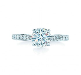 蒂芙尼订婚钻戒和珠式镶钻戒指戒指