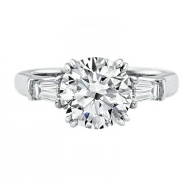 海瑞温斯顿圆形明亮式切工钻石搭配长锥形切工边钻订婚戒指