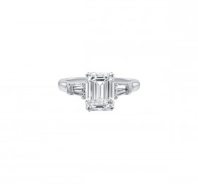 海瑞温斯顿CLASSIC WINSTON系列Classic Winston系列祖母绿型切工钻石搭配长锥形切工边钻订婚戒指