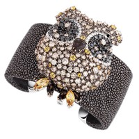 玳美雅ANIMALIA珍珠鱼皮手链配玫瑰金猫头鹰胸针镶白色，棕色和黑色钻石，黄宝石及烟晶