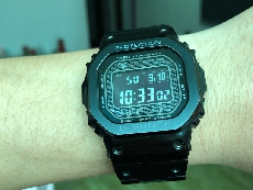 卡西欧G-SHOCK系列GMW-B5000GD-1