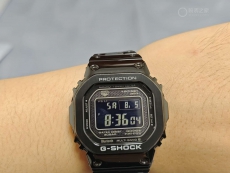 卡西欧G-SHOCK系列GMW-B5000GD-1