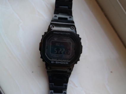 卡西欧G-SHOCK系列GMW-B5000GD-1