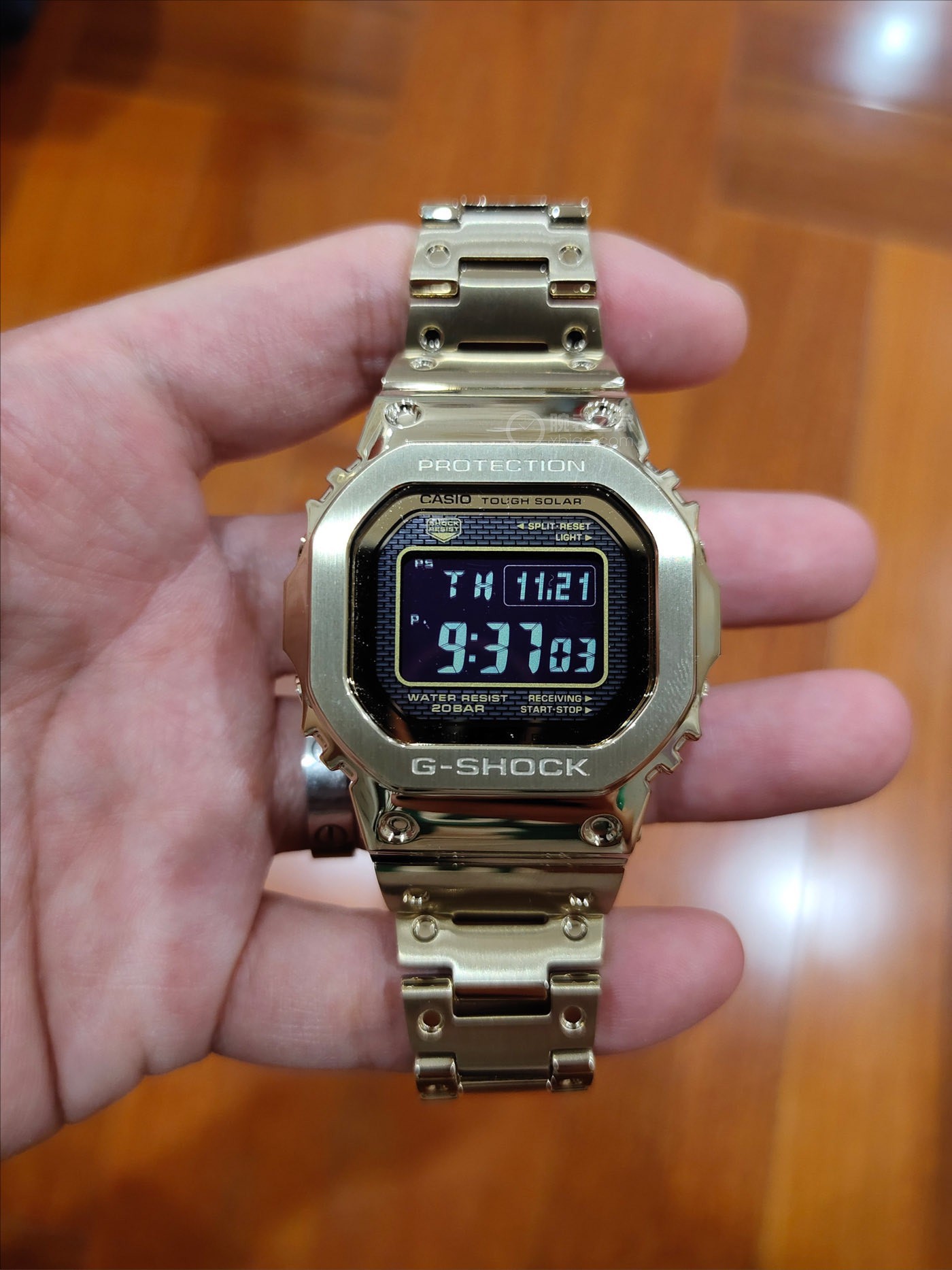 卡西欧G-SHOCK系列GMW-B5000GD-9