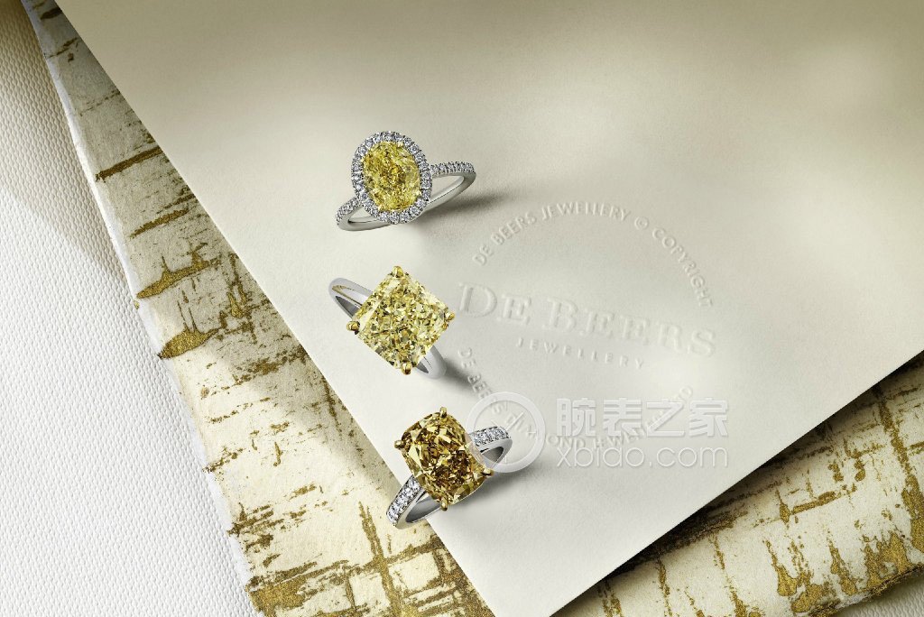 戴比尔斯DE BEERS AURA系列DE BEERS AURA椭圆形黄钻戒指搭配密镶白钻戒指
