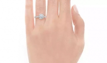 蒂芙尼订婚钻戒和珠式镶钻戒指