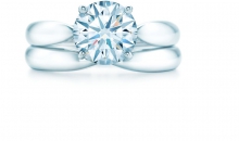 蒂芙尼订婚钻戒铂金镶嵌圆形明亮式切割订婚钻戒