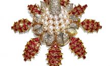 蒂芙尼BLUE BOOK高级珠宝JEAN SCHLUMBERGER铂金及18K黄金镶嵌珍珠，红宝石及钻石花朵造型胸针