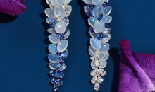 蒂芙尼BLUE BOOK高级珠宝WISTERIA紫藤流韵18K白金镶嵌手工雕刻乳白色石英与蓝玉髓，蓝宝石及钻石耳环