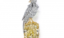 蒂芙尼史隆伯杰系列铂金及18K黄金镶嵌一颗重逾20克拉浓彩黄钻，粉色蓝宝石及钻石“石上鸟”胸针