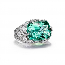 蒂芙尼BLUE BOOK高级珠宝2023 BLUE BOOK铂金镶嵌一颗重逾17克拉的未经优化处理绿色铜锂碧玺及钻石戒指