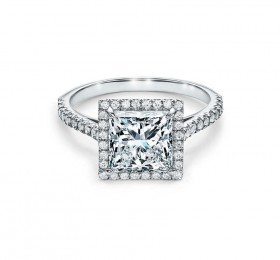 蒂芙尼订婚钻戒铂金镶钻戒圈，珠链式边镶环绕公主方形切割钻石订婚钻戒