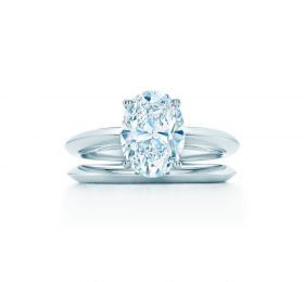 蒂芙尼订婚钻戒铂金镶嵌椭圆形切割钻石订婚钻戒官方图