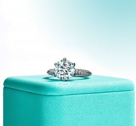 蒂芙尼订婚钻戒铂金铺镶钻石戒圈六爪镶嵌订婚钻戒官方图
