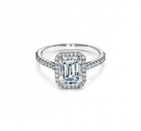 蒂芙尼订婚钻戒铂金镶钻戒圈，珠链式边镶钻石环绕祖母绿形切割主钻订婚钻戒 戒指