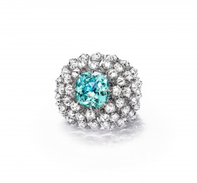蒂芙尼BLUE BOOK高级珠宝2023 BLUE BOOK 18K白金镶嵌一颗重逾10克拉的蓝色铜锂碧玺，绿松石及钻石戒指官方图