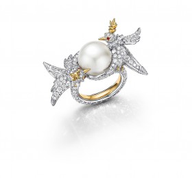 蒂芙尼史隆伯杰系列铂金及黄金镶嵌白色与奶油色纽扣形天然野生珍珠，钻石及红宝石戒指官方图