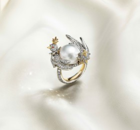 蒂芙尼史隆伯杰系列铂金及黄金镶嵌白色纽扣形天然野生珍珠，钻石及红宝石戒指官方图