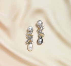 蒂芙尼史隆伯杰系列18K黄金及铂金镶嵌纽扣形天然野生珍珠，钻石及红宝石耳环官方图