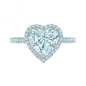 蒂芙尼订婚钻戒铂金镶钻戒圈，珠链式边镶钻石环绕心形主钻订婚钻戒