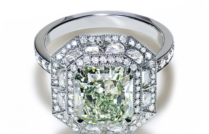 蒂芙尼BLUE BOOK高级珠宝矩形改良明亮式切割浓彩绿钻戒指