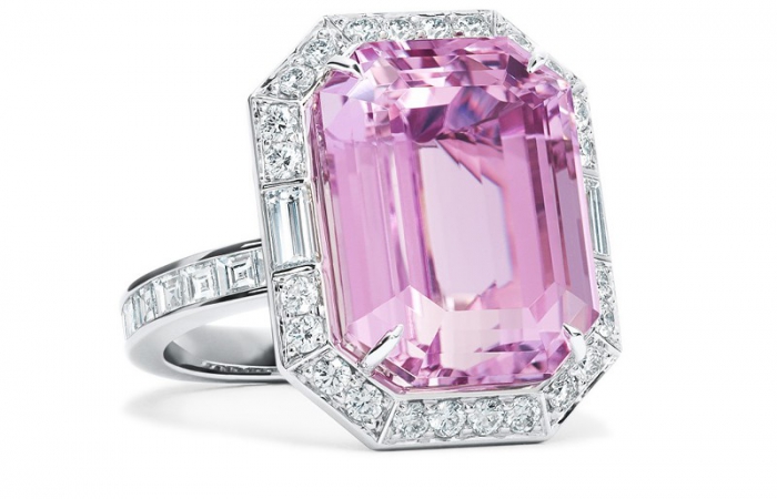 蒂芙尼华彩紫锂辉石与钻石戒指