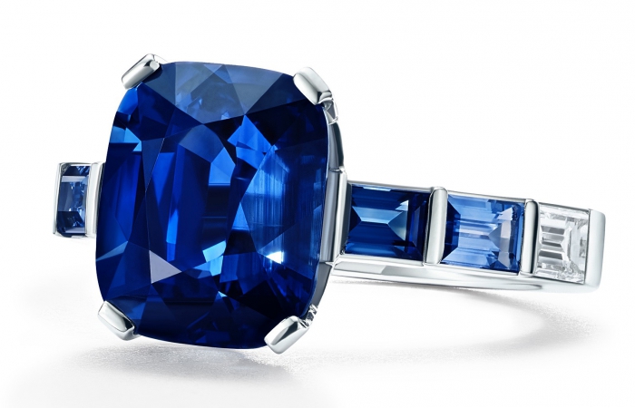 蒂芙尼BLUE BOOK高级珠宝2018 BLUE BOOK铂金镶嵌枕形切割蓝宝石以及长方形蓝宝石和长方形钻石戒指
