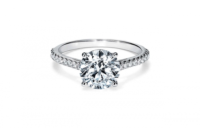 蒂芙尼订婚钻戒铂金铺镶钻石戒圈镶嵌圆形明亮式切割钻石订婚钻戒