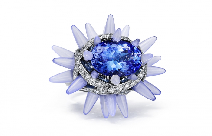 蒂芙尼BLUE BOOK高级珠宝2023 BLUE BOOK 18K白金镶嵌坦桑石，手工雕刻玉髓及钻石戒指