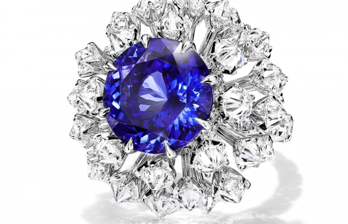 蒂芙尼BLUE BOOK高级珠宝2023 BLUE BOOK 18K白金镶嵌一颗重逾11克拉的坦桑石及钻石戒指