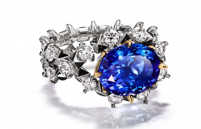 蒂芙尼BLUE BOOK高级珠宝2023 BLUE BOOK铂金及18K黄金镶嵌一颗重逾5克拉的坦桑石，黑色缟玛瑙及钻石戒指