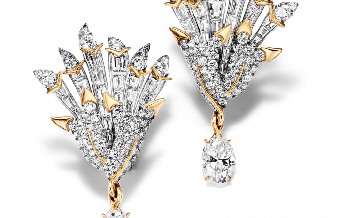 蒂芙尼BLUE BOOK高级珠宝2023 BLUE BOOK铂金及18K黄金镶嵌一对总重逾4克拉的钻石及钻石耳环