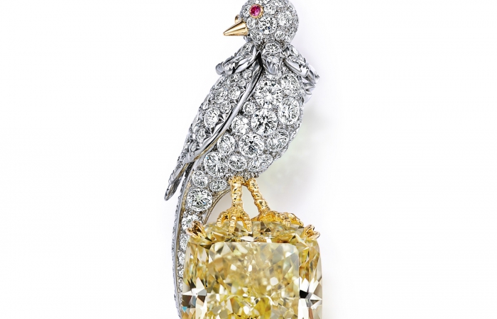 蒂芙尼史隆伯杰系列铂金及18K黄金镶嵌一颗重逾20克拉浓彩黄钻，粉色蓝宝石及钻石“石上鸟”胸针