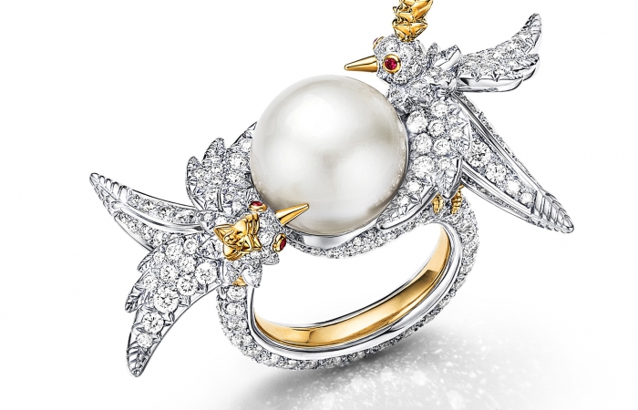 蒂芙尼史隆伯杰系列铂金及黄金镶嵌白色与奶油色纽扣形天然野生珍珠，钻石及红宝石戒指