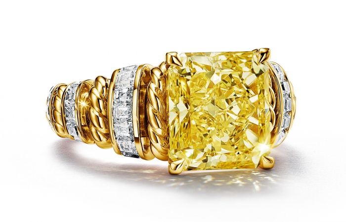蒂芙尼BLUE BOOK高級珠寶18K黃金鑲嵌一顆重逾5克拉的艷彩黃鉆及鉆石戒指