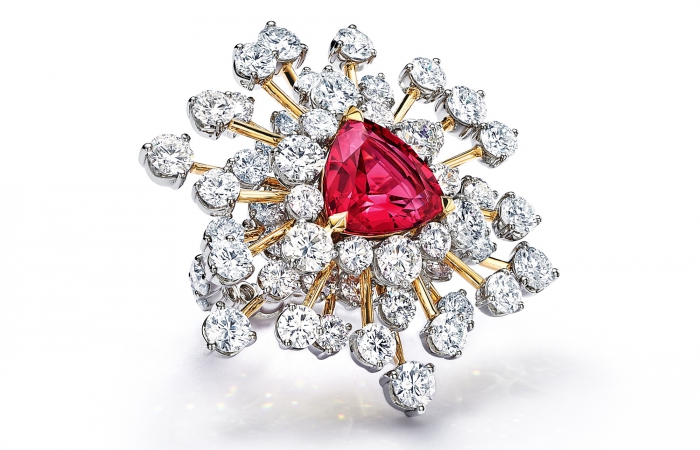 蒂芙尼BLUE BOOK高级珠宝铂金及18K黄金镶嵌一颗重逾5克拉的红色尖晶石及钻石戒指