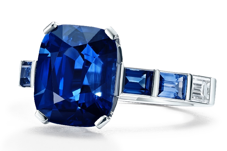 蒂芙尼BLUE BOOK高级珠宝2018 BLUE BOOK铂金镶嵌枕形切割蓝宝石以及长方形蓝宝石和长方形钻石戒指