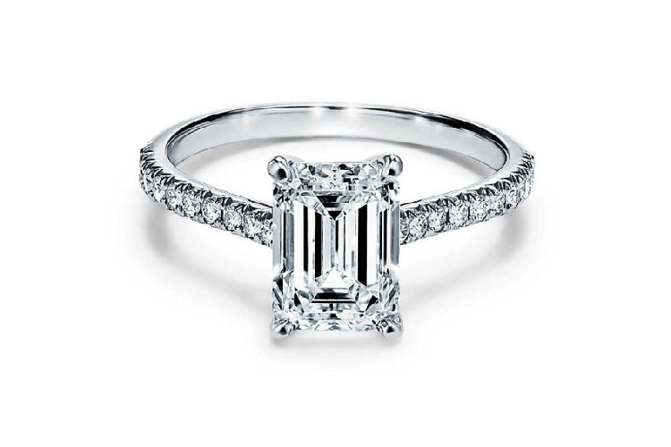 蒂芙尼订婚钻戒铂金铺镶钻石戒圈镶嵌祖母绿形切割钻石订婚钻戒