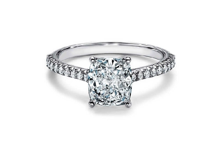 蒂芙尼订婚钻戒铂金铺镶钻石戒圈镶嵌枕形切割钻石订婚钻戒