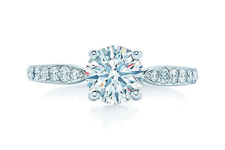 蒂芙尼订婚钻戒和珠式镶钻戒指