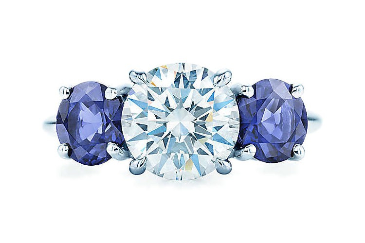 蒂芙尼订婚钻戒三石钻戒搭配 侧镶蓝宝石