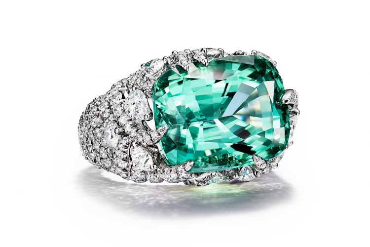 蒂芙尼BLUE BOOK高级珠宝2023 BLUE BOOK铂金镶嵌一颗重逾17克拉的未经优化处理绿色铜锂碧玺及钻石戒指