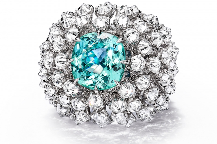 蒂芙尼BLUE BOOK高级珠宝2023 BLUE BOOK 18K白金镶嵌一颗重逾10克拉的蓝色铜锂碧玺，绿松石及钻石戒指