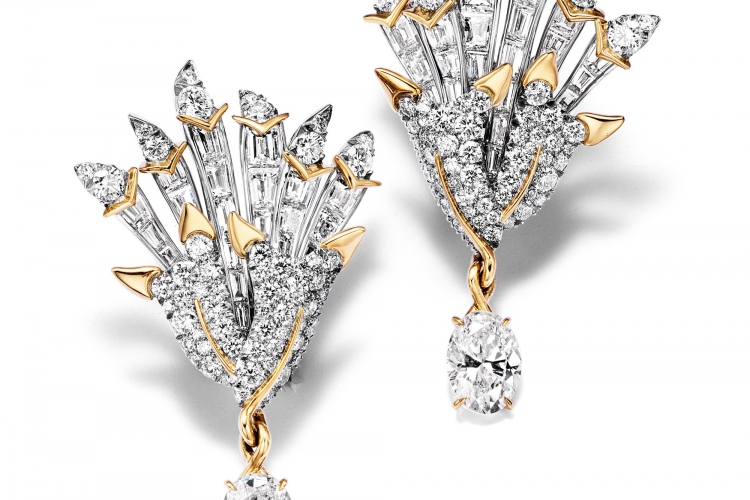 蒂芙尼BLUE BOOK高级珠宝2023 BLUE BOOK铂金及18K黄金镶嵌一对总重逾4克拉的钻石及钻石耳环