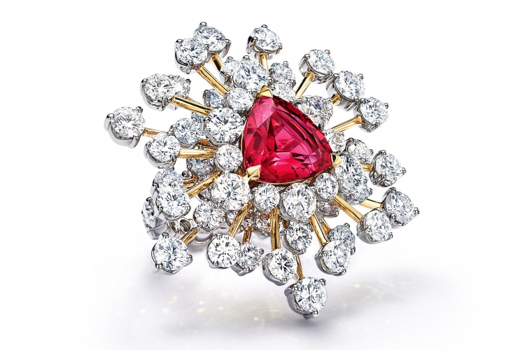 蒂芙尼BLUE BOOK高级珠宝铂金及18K黄金镶嵌一颗重逾5克拉的红色尖晶石及钻石戒指