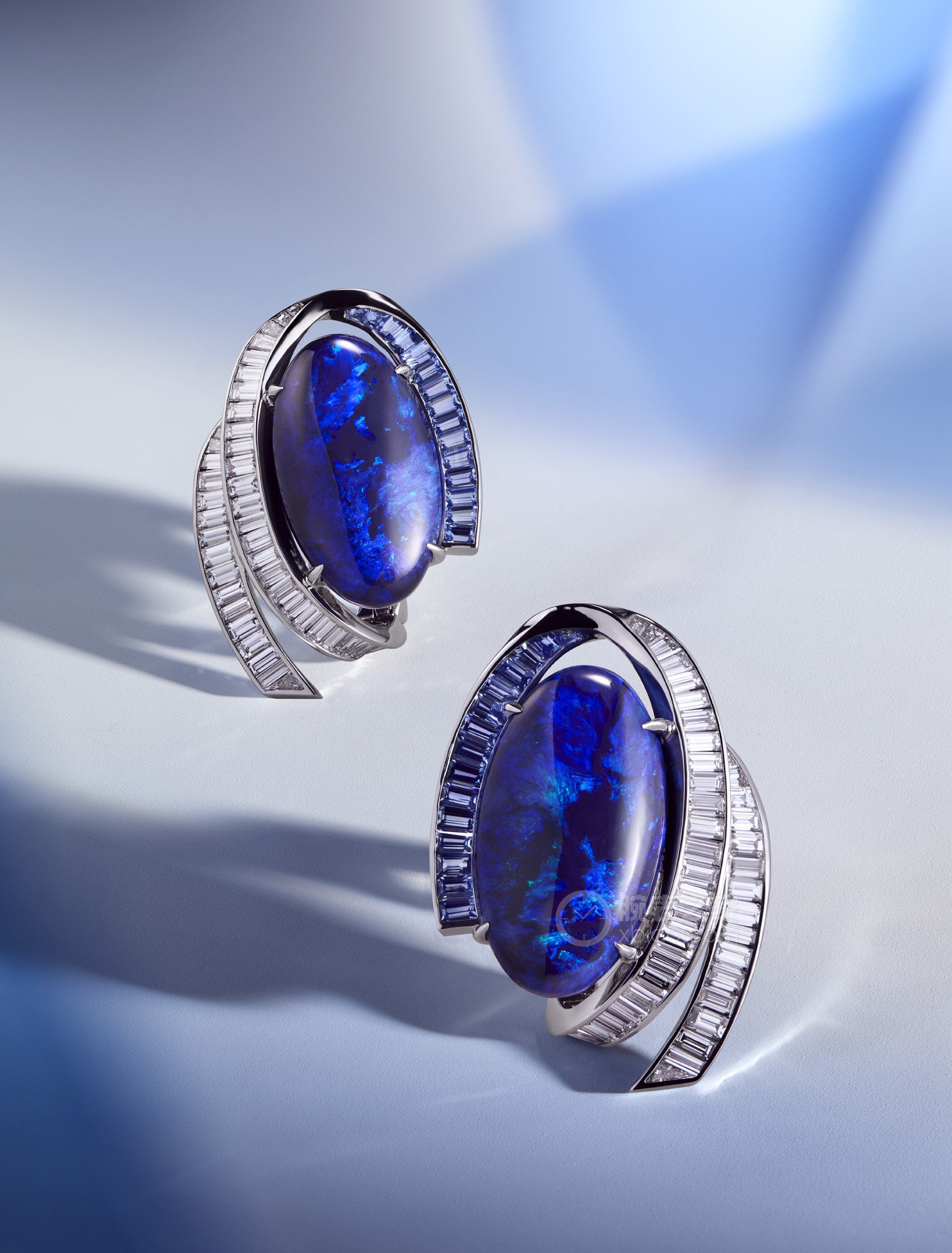 蒂芙尼BLUE BOOK高级珠宝铂金镶嵌椭圆形凸面黑琥珀、狭长形蓝宝石及狭长形钻石耳环耳饰