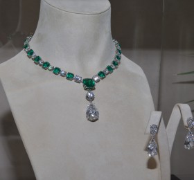 萧邦RED CARPET UNIQUE COLLIER 810127-1001实拍图