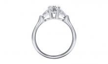 海瑞温斯顿CLASSICS珠宝系列 Classic Winston系列圆形明亮式切工钻石搭配水滴形切工边钻订婚戒指