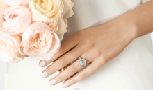 海瑞温斯顿CLASSIC WINSTON系列Classic Winston系列水滴型切工钻石搭配长锥形切工边钻订婚戒指