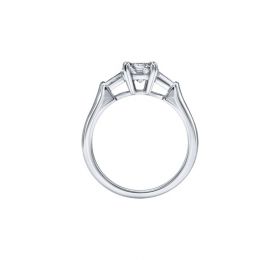 海瑞温斯顿CLASSIC WINSTON系列Classic Winston系列祖母绿型切工钻石搭配长锥形切工边钻订婚戒指实拍图